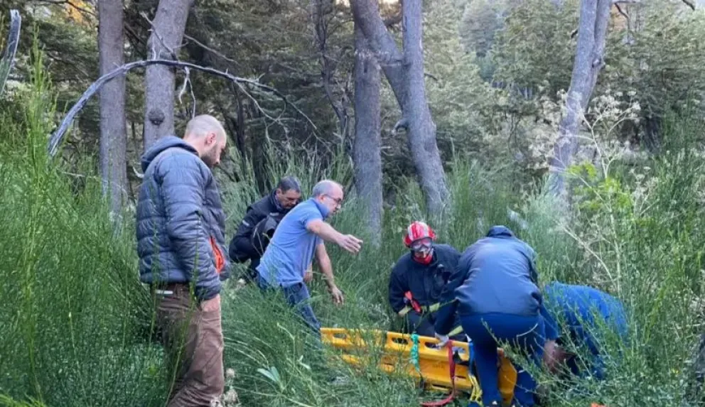 Motociclista se despistó en la "curva de la banana" y tuvo que ser hospitalizado por una fractura expuesta
