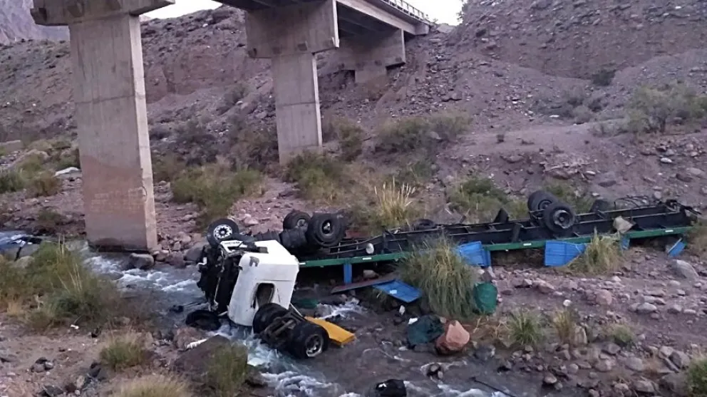 Desbarrancó su camión en zona de alta montaña, cayó al río y murió