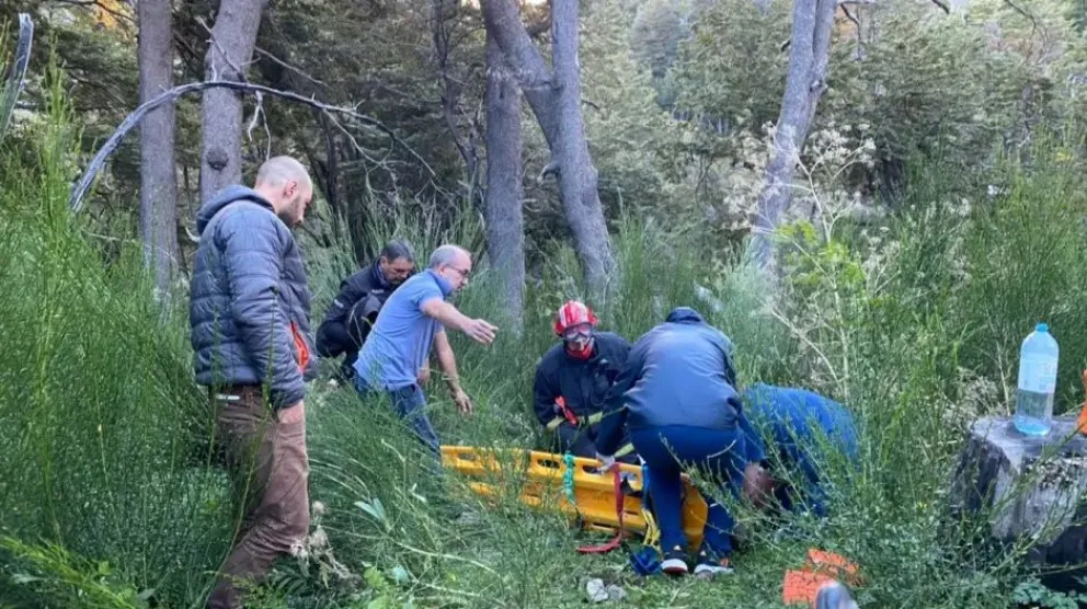 Un motociclista se despistó en la Ruta de los Siete Lagos y tuvo que ser hospitalizado