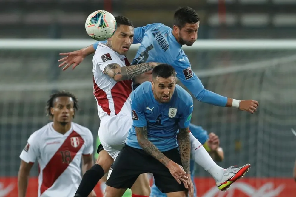 Hoy se enfrentan Uruguay y Perú: hora, formaciones y cómo verlo vivo
