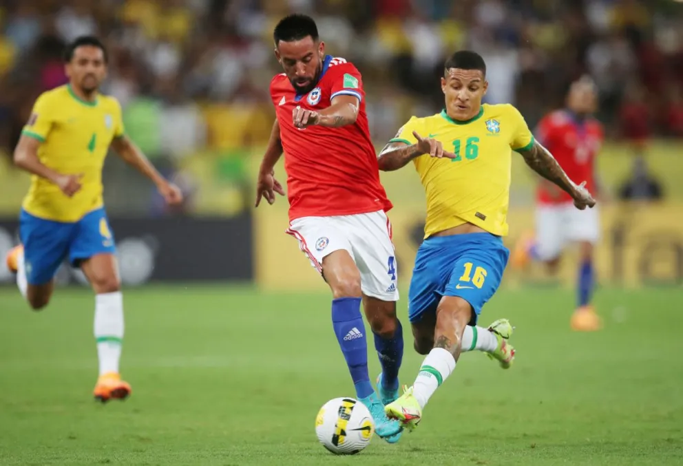Brasil sacudió a Chile, que quedó al borde de la eliminación de Qatar 2022