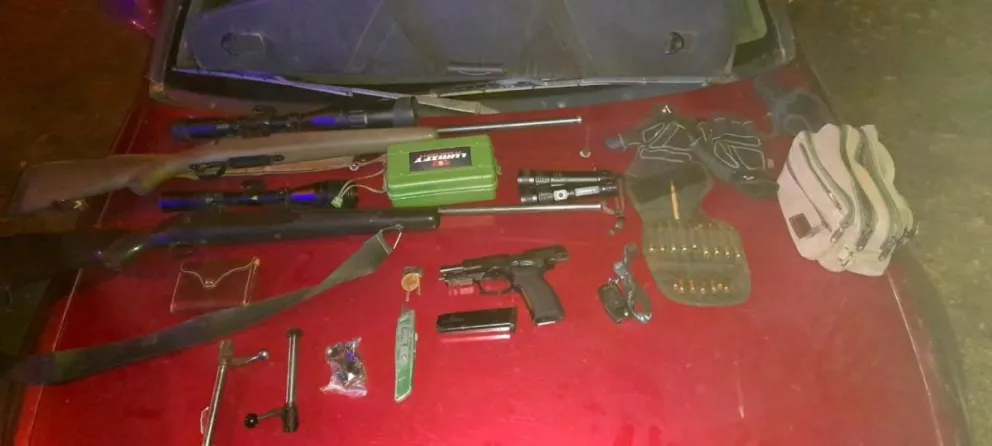 Portaban armas sin permiso y ocultaban un ciervo en el baúl de un auto: fueron detenidos