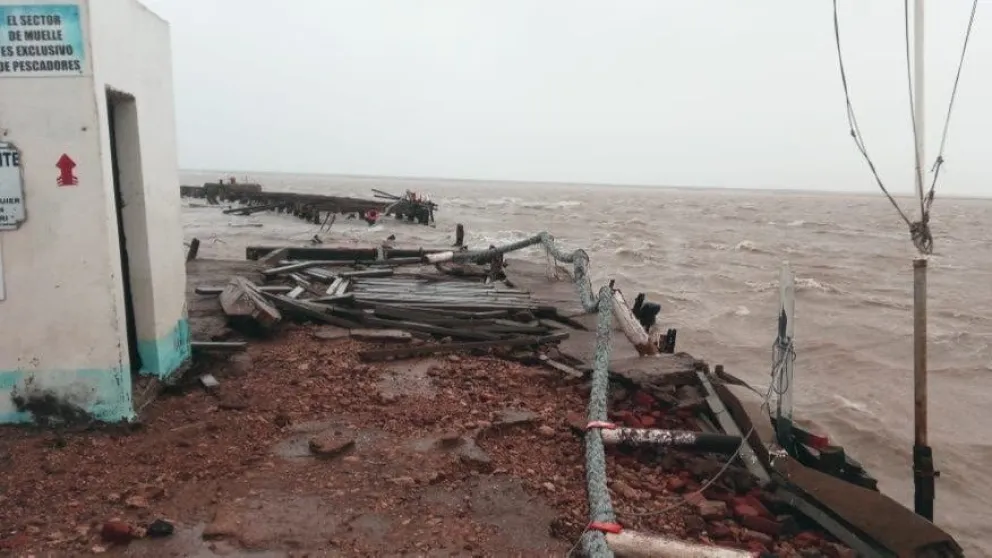 Un fuerte temporal dejó más de 100 familias evacuadas y arrasó hasta con un muelle