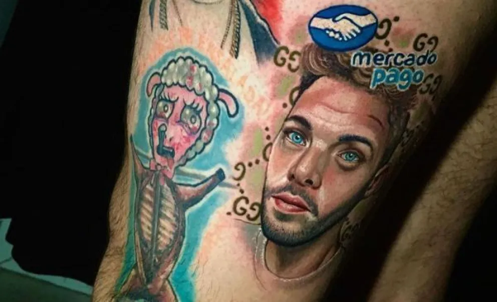 Increíble: un joven se tatuó la cara de Santi Maratea 