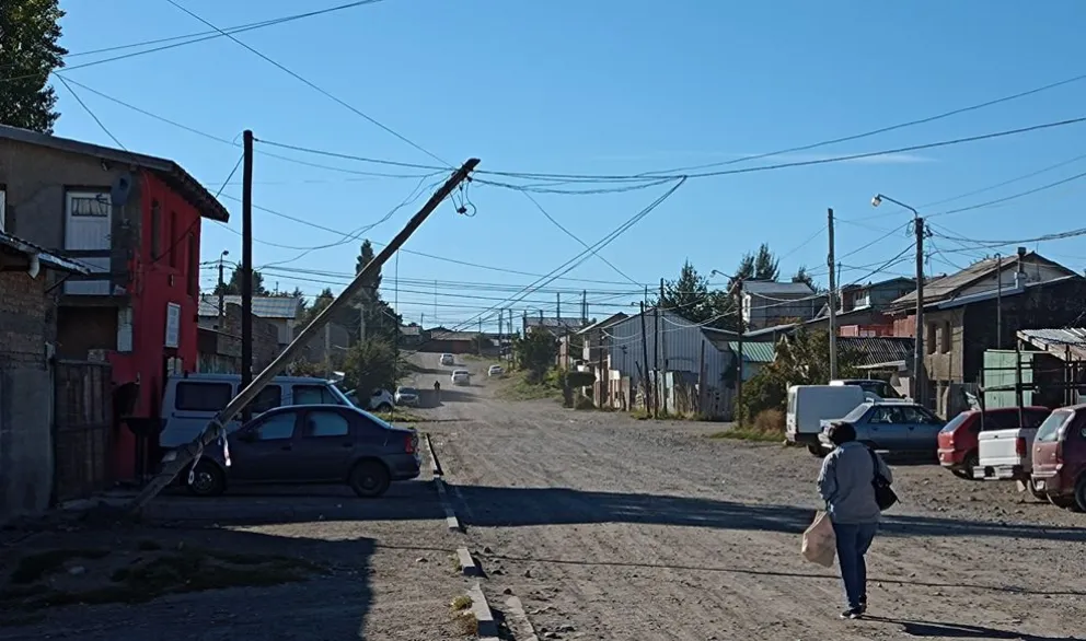 Un poste de cable telefónico peligrosamente inclinado en calle Padre Guillelmo