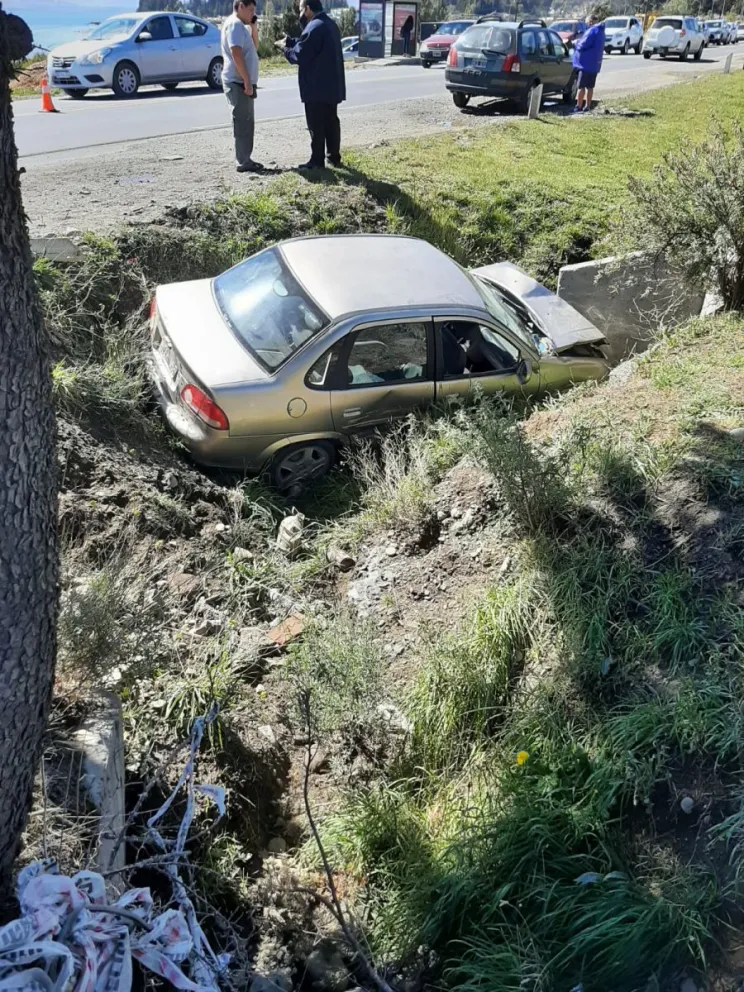 Conductora debió ser asistida tras chocar y caer a un zanjón