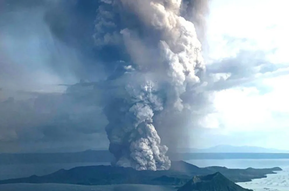 Un volcán entró en erupción y hay miles de personas evacuadas