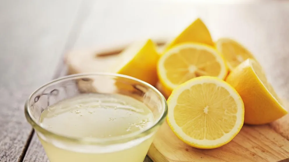 Cuáles son los beneficios de tomar agua con limón por la mañana 