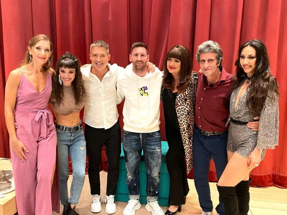 Lionel Messi fue a ver a Adrián Suar al teatro y recibió una ovación