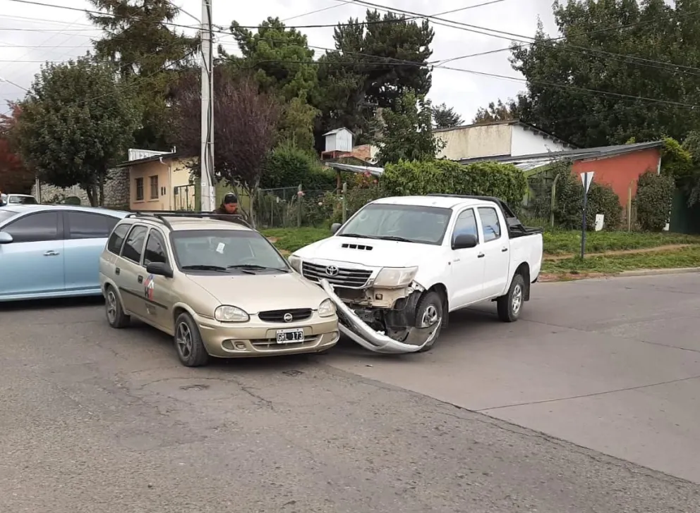 Ignoró un cartel de detención y chocó a un auto en caótica esquina