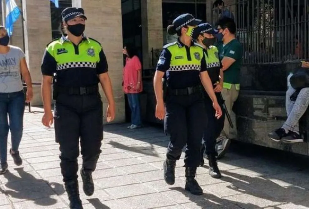 Tucumán: quedó detenida por golpear a su hijo en la puerta del colegio