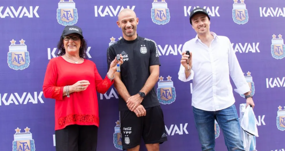 Una gran sorpresa: compraron autos online y Mascherano les entregó las llaves