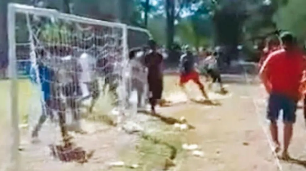 VIDEO: papás y mamás se agarraron a trompadas en un partido de fútbol infantil 