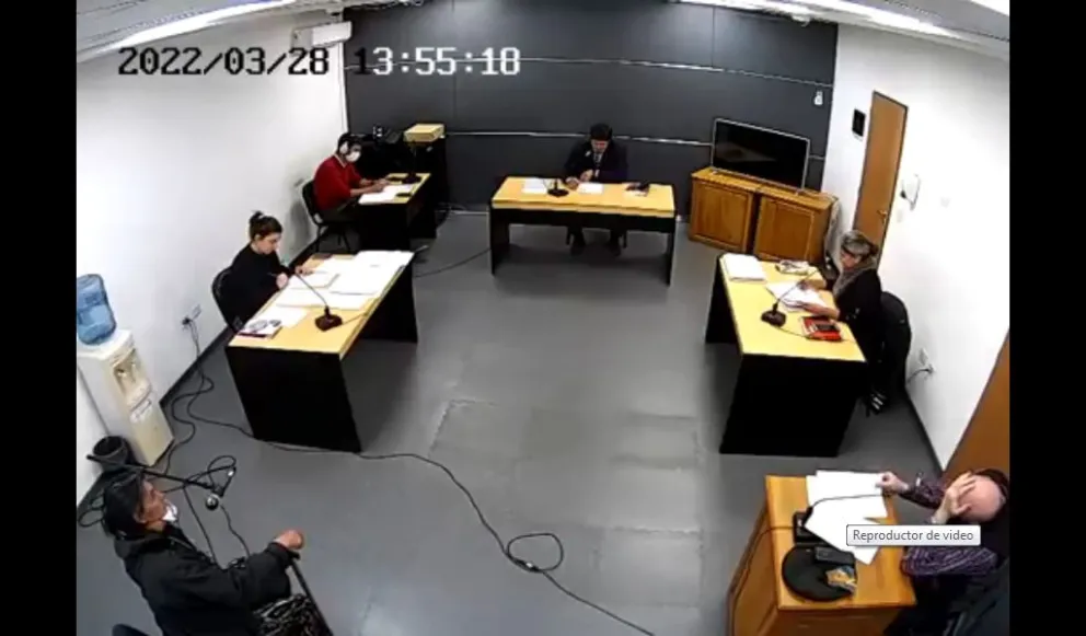 Le apuntó con un arma a su hermana y le dijo que "los iba a matar a todos"