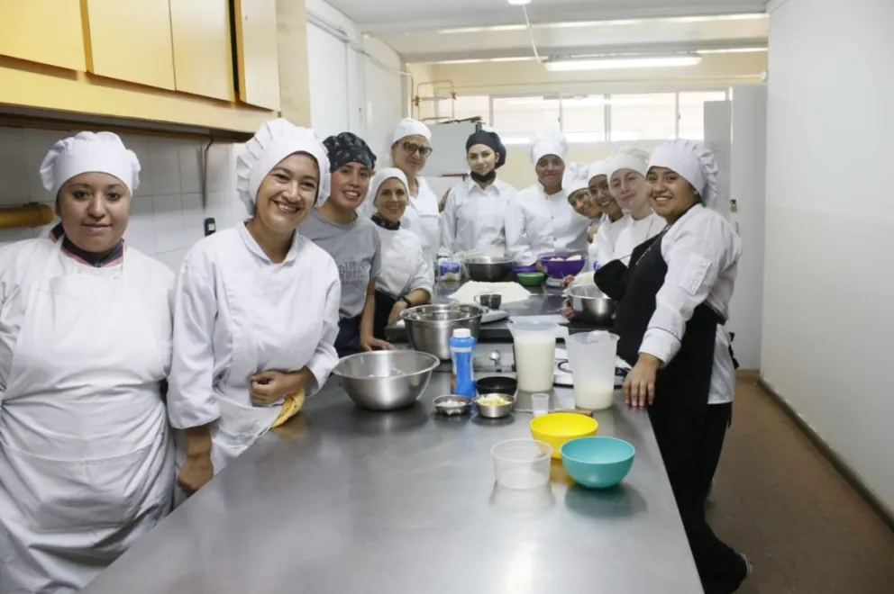 La coordinadora de los talleres recordó que hacían juegos de roles en la Escuela de Hotelería y Gastronomía 