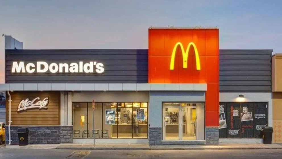 Hallan sin vida a un bebé recién nacido en un McDonald's: qué registran las cámaras de seguridad