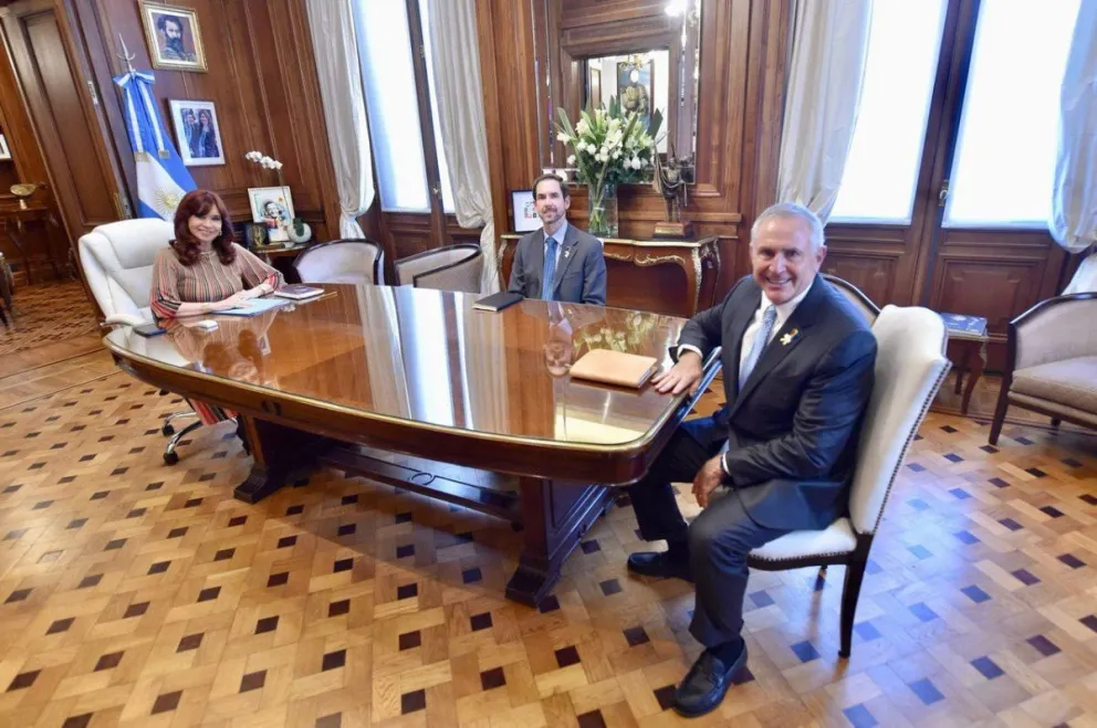 Cristina Kirchner le regaló chocolates de Rapa Nui al embajador de Estados Unidos 