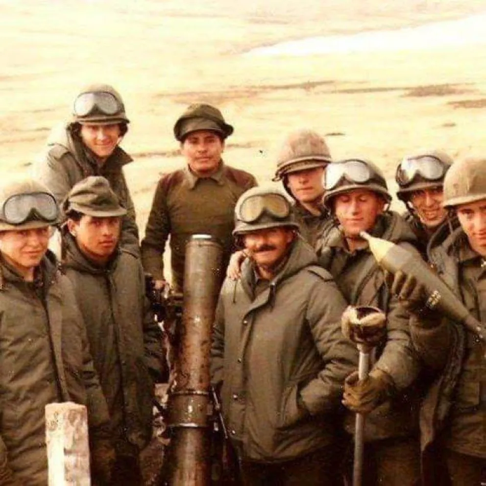 Volvió a Malvinas en 2011 y la escribió donde combatió
