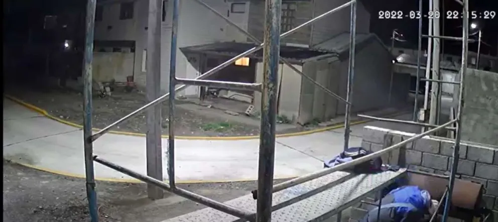 Insólito: estaba haciendo un asado en el patio de su casa y un ladrón le robó la carne de la parrilla