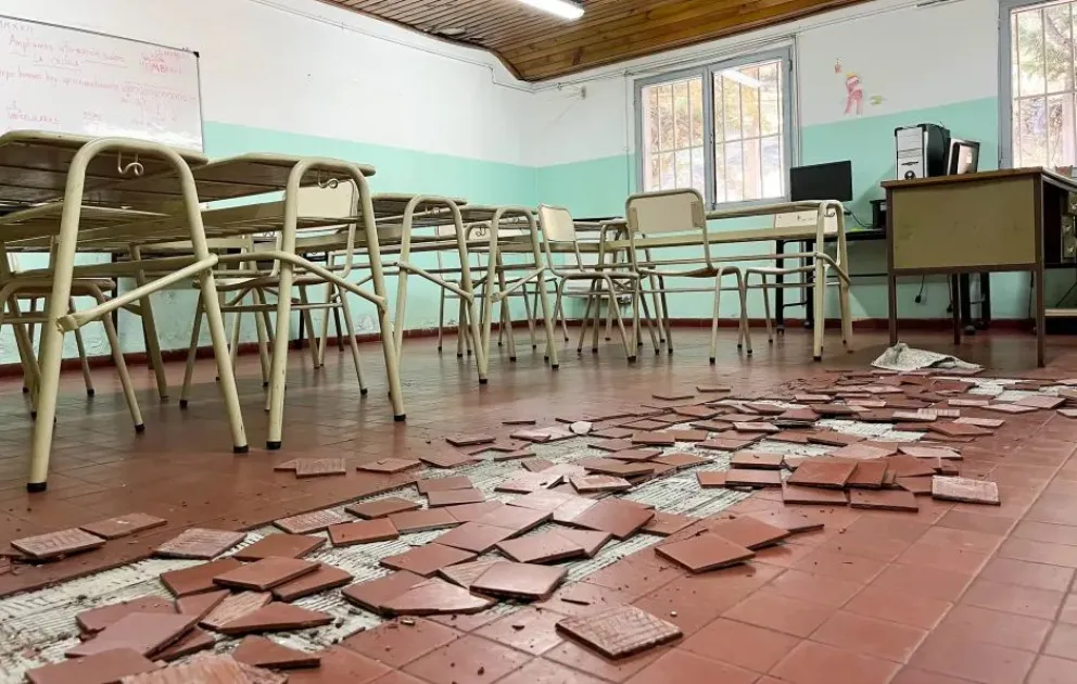 Una escuela tuvo que evacuar a los alumnos porque las baldosas comenzaron "a explotar" 