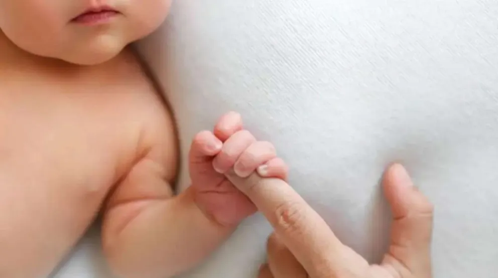 Increíbles imágenes: un bebé nació con dos cabezas, tres manos y dos corazones