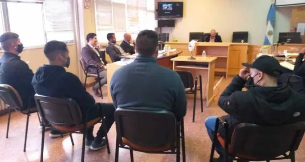 Cuatro personas a juicio por el asesinato de un hombre al que golpearon y prendieron fuego en Lago Puelo