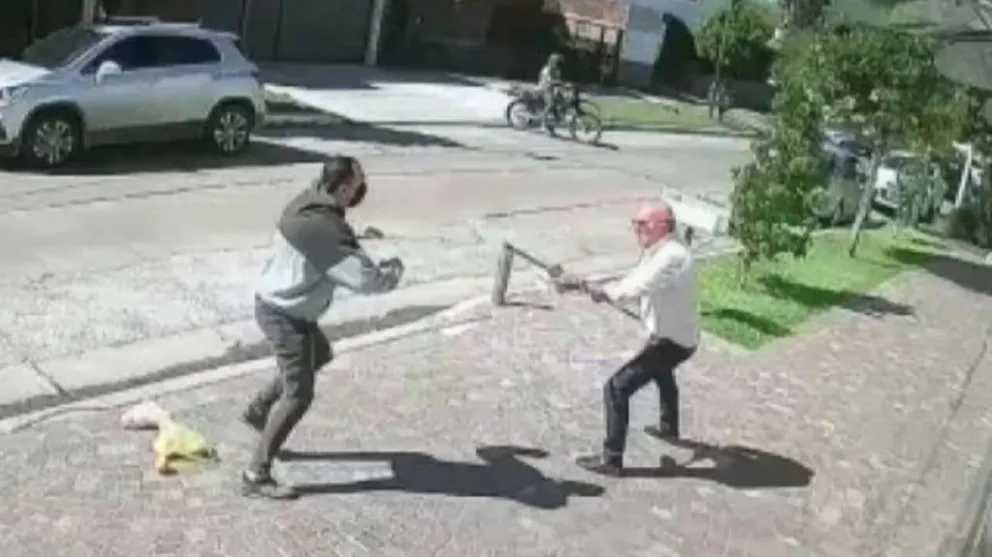 Video: intentaron asaltar a un jubilado y se defendió con un palo de escoba