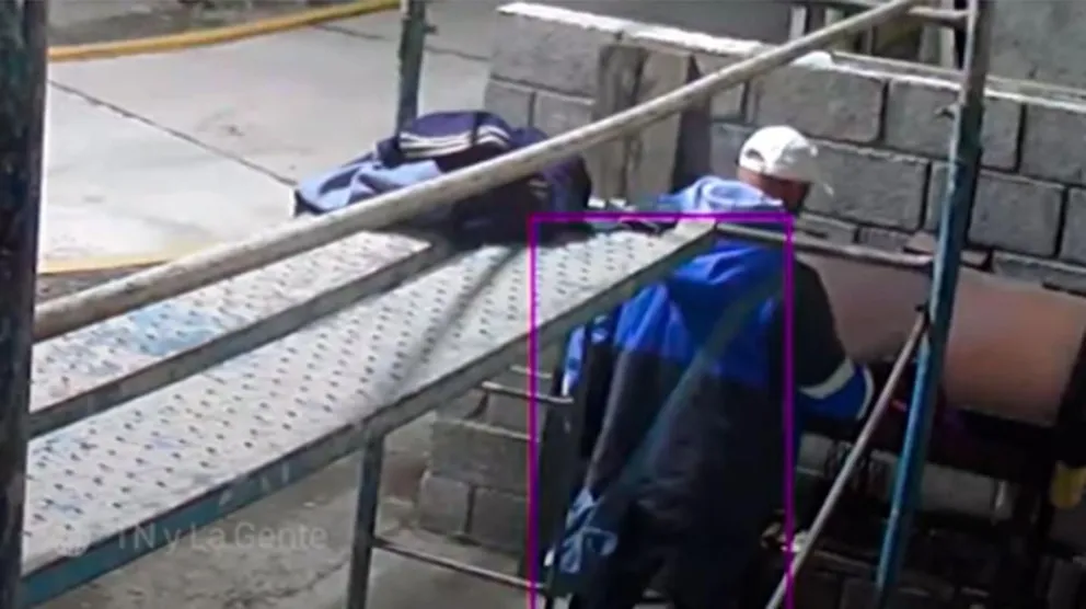 Pasaba por ahí y se robó una tira de asado de una parrila: quedó registrado en un video