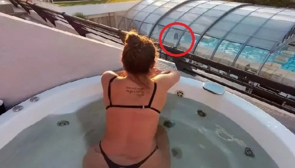 Misterio: le tomó una foto a su novia y un seguidor se dio cuenta que había alguien más