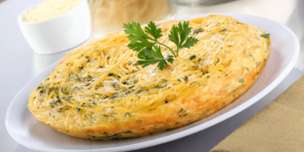 Ideal para usar sobras: cociná una tortilla de fideos