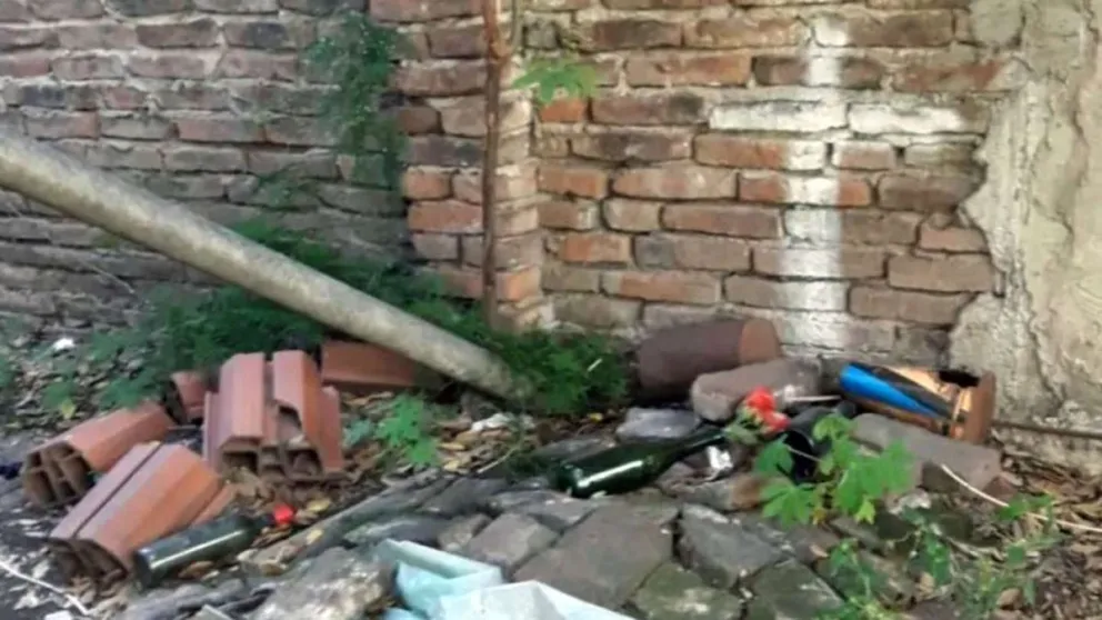 La Tablada: un hombre convivió 10 años con su madre enterrada en el jardín