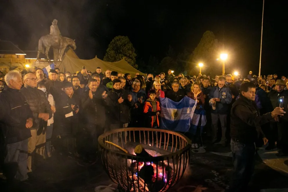 Una vigilia repleta de emociones en Bariloche: las Malvinas, argentinas