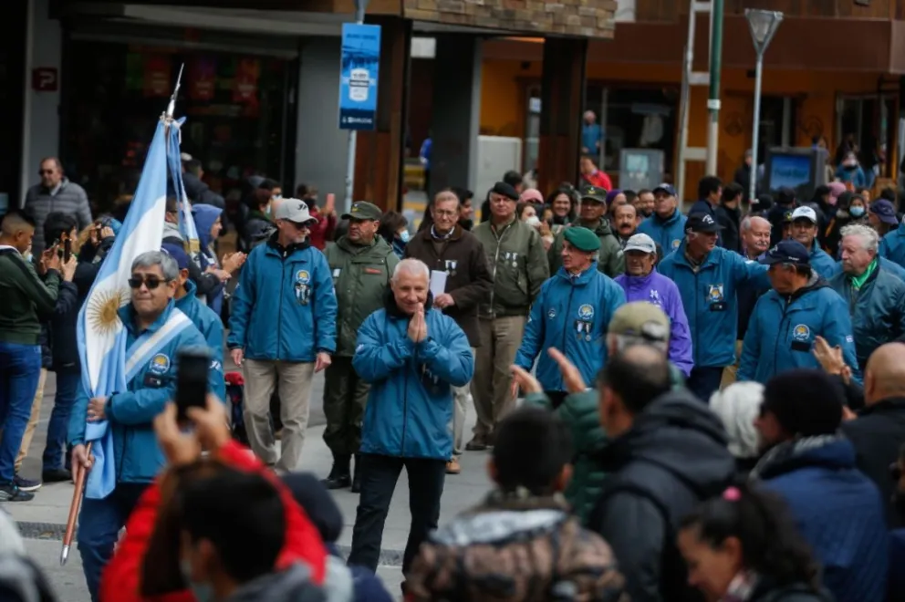 Cientos de barilochenses acompañaron el desfile por un nuevo aniversario 