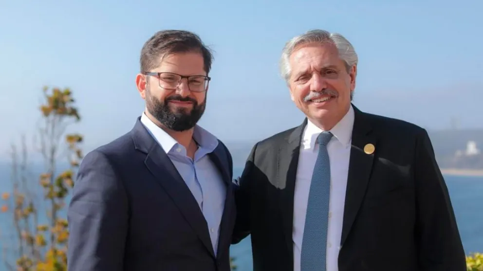 Gabriel Boric llega a la Argentina en su primer viaje como presidente de Chile