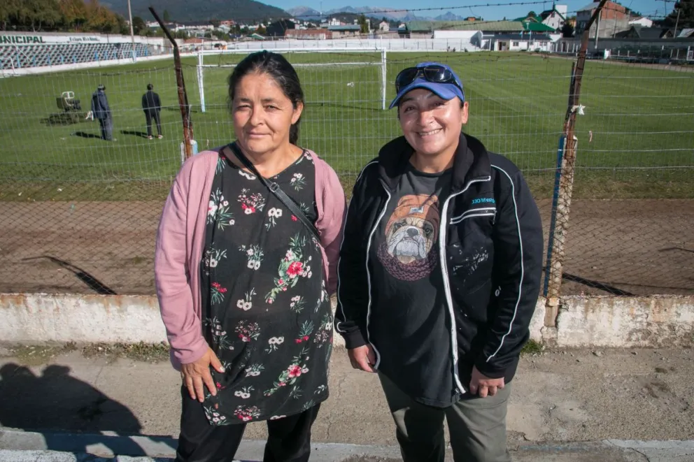 Mano de mujer en el estadio