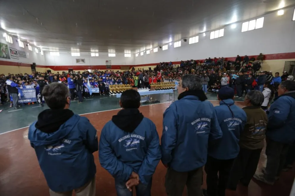 Emotivo acto de reconocimiento a los excombatientes en el gimnasio de Estudiantes