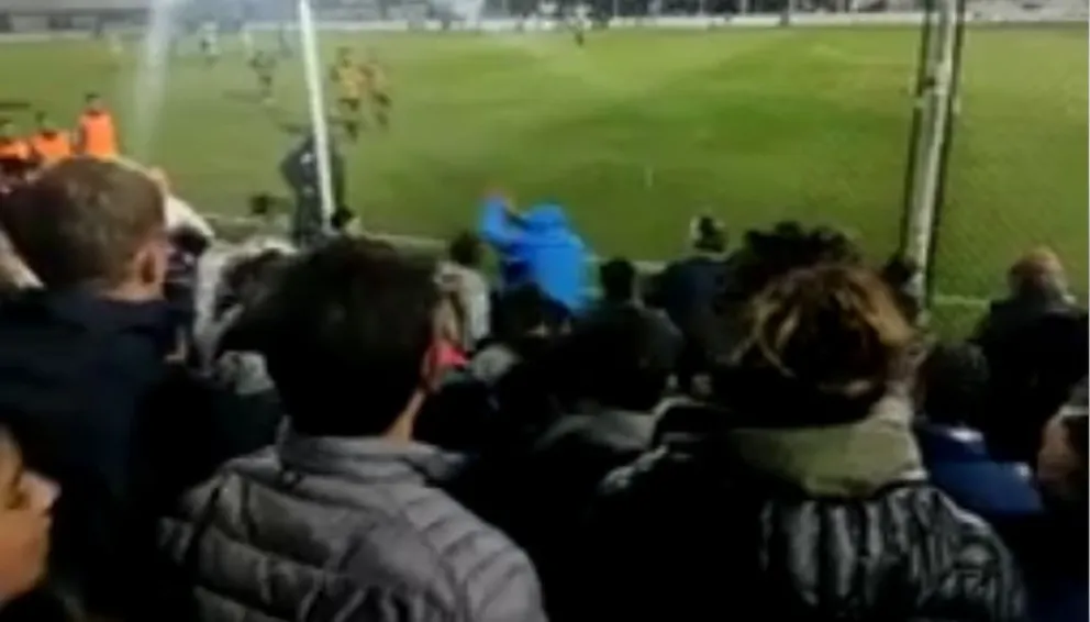 Video viral: gritó el gol de Olimpo en la tribuna de Liniers y le dieron una paliza