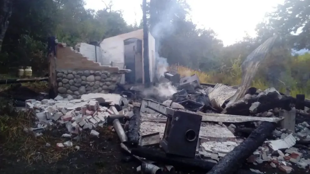 Un nuevo incendio de vivienda en la Comarca es vinculado al conflicto en lago Escondido y la empresa Laderas 