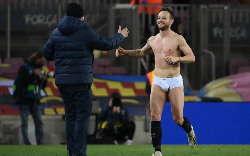 Rakitic volvió al Camp Nou y terminó al desnudo: regaló su uniforme a los hinchas