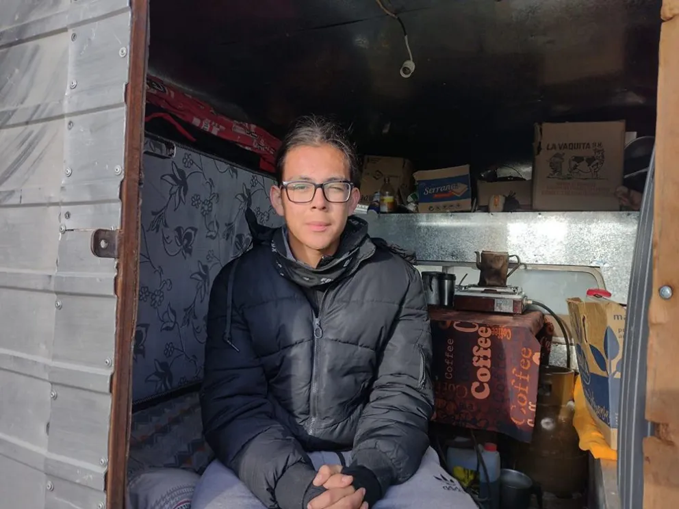 Un joven de Trelew se fue de su casa y vive en una camioneta para poder estudiar en Bariloche