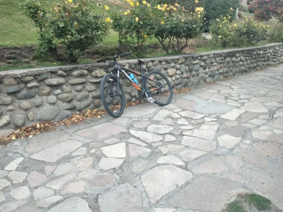 Confuso "choque" entre una camioneta y un ciclista en Diagonal Capraro