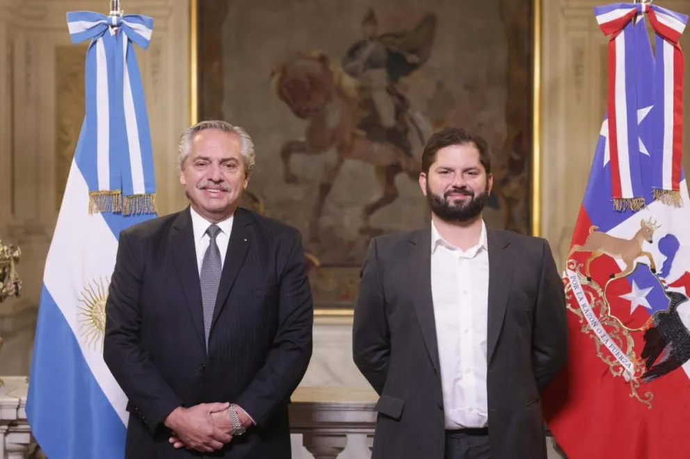 El Presidente recibió a Gabriel Boric en la Casa Rosada y mantienen una reunión bilateral