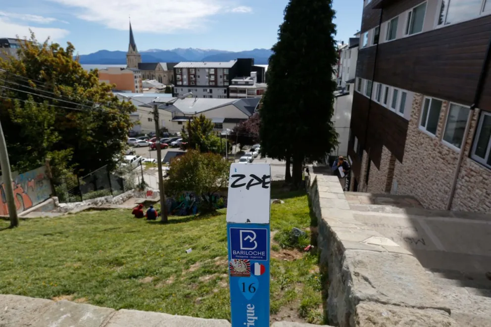 Otro acto de vandalismo: Sustrajeron el código QR de un tótem informativo de la ciudad  