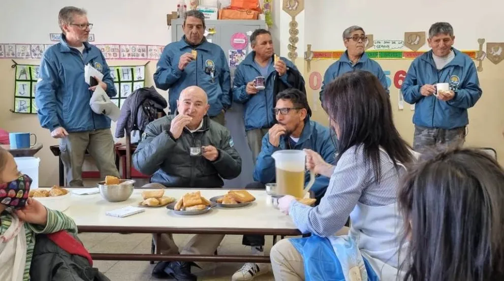 Veteranos de guerra compartieron mate cocido con los nenes de la escuela Malvina Soledad