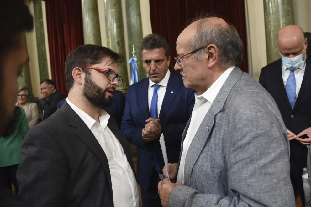 Di Giacomo le entregó un petitorio a Gabriel Boric por la apertura del paso Cardenal Samoré