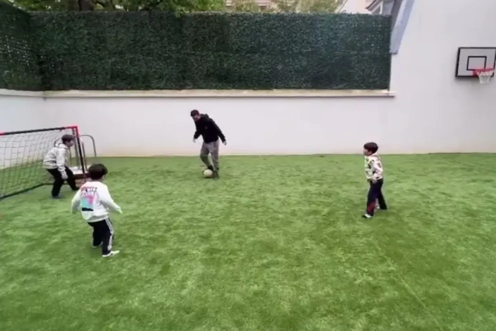 Antonela subió un video de Messi jugando a la pelota con sus hijos y fue viral: "Dejá ganar a los nenes"