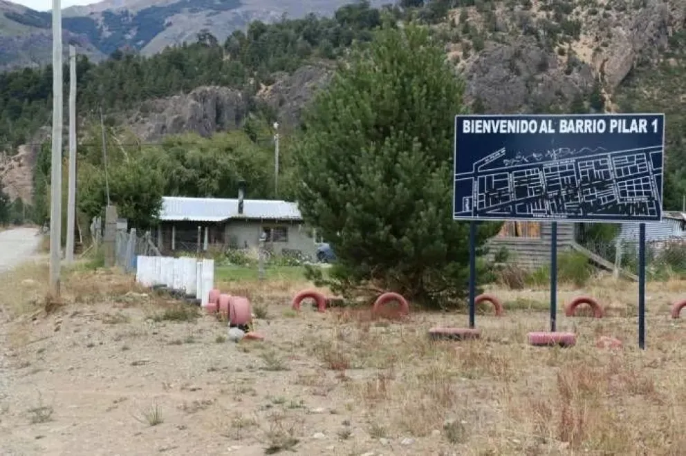 Aparatoso vuelco en el ingreso al barrio El Pilar