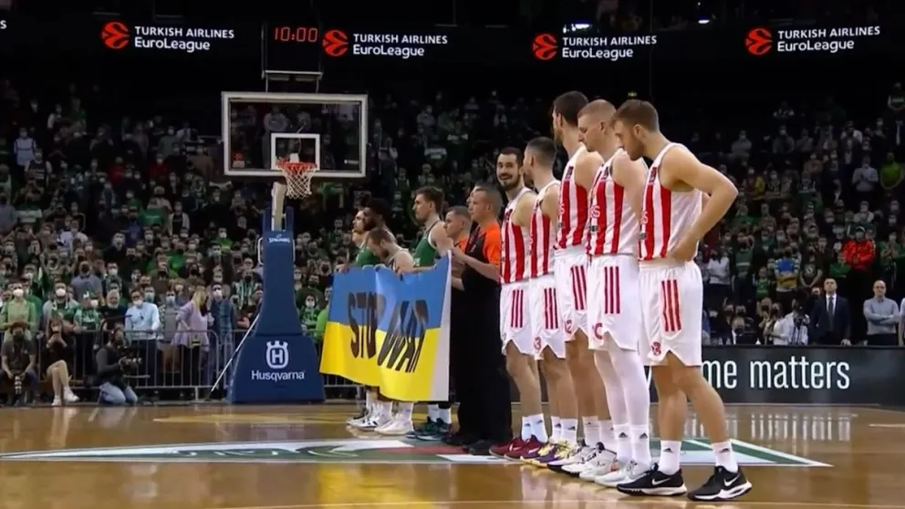 Abuchearon a un equipo por no querer posar con una bandera ucraniana con la frase “Stop war”