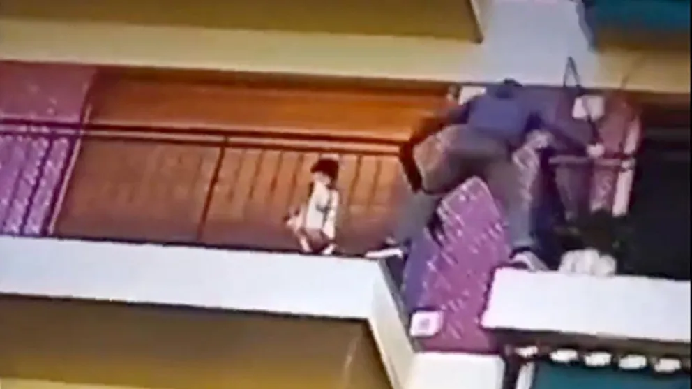 VIDEO: un hombre saltó a un balcón de un quinto piso para salvar a un nene atrapado