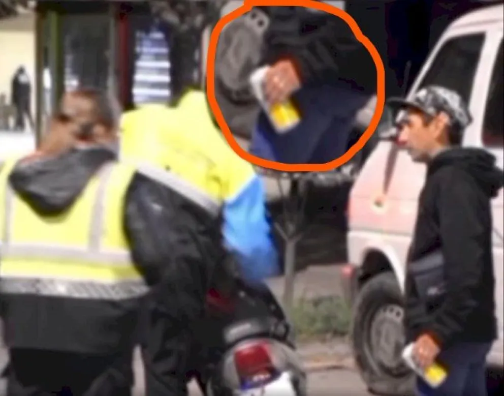 De no creer: iba en moto, le hicieron un control de alcoholemia con una lata de cerveza en la mano